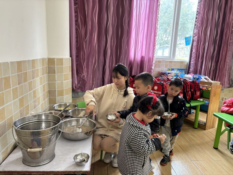 学生打饭1_副本