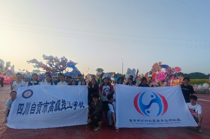 图3 全体师生研学游后合影_副本