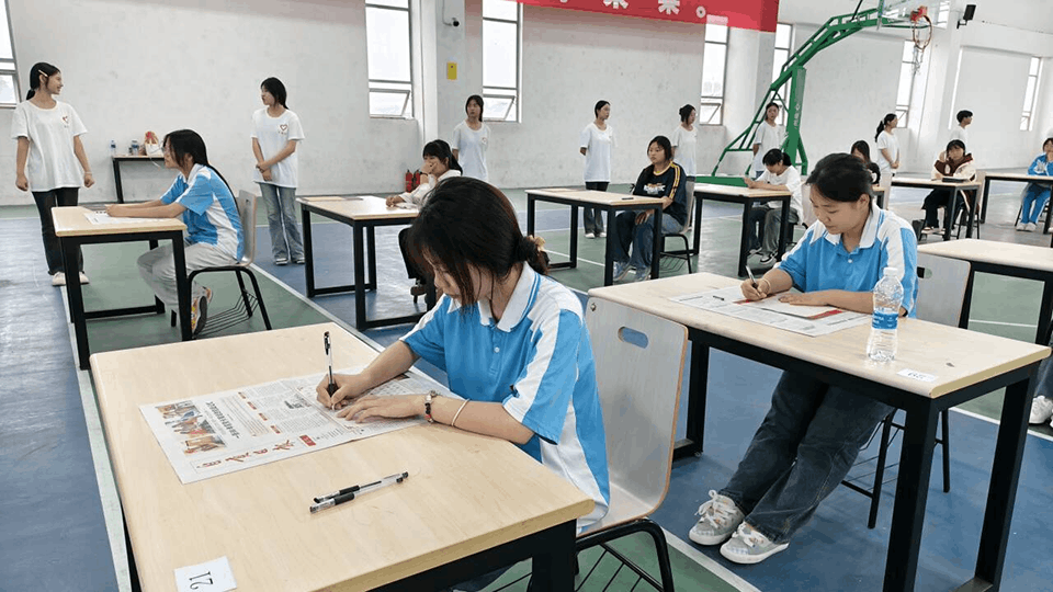 图6 我院学生书法比赛现场