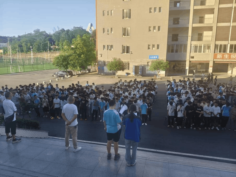晚自习集中点名时间段向住校生进行反诈知识宣传