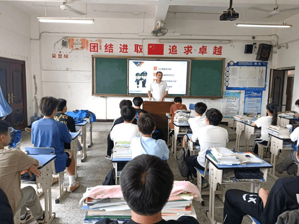 2024级汽修预备技师中级工合班在主题班会上向学生进行宣传反诈知识