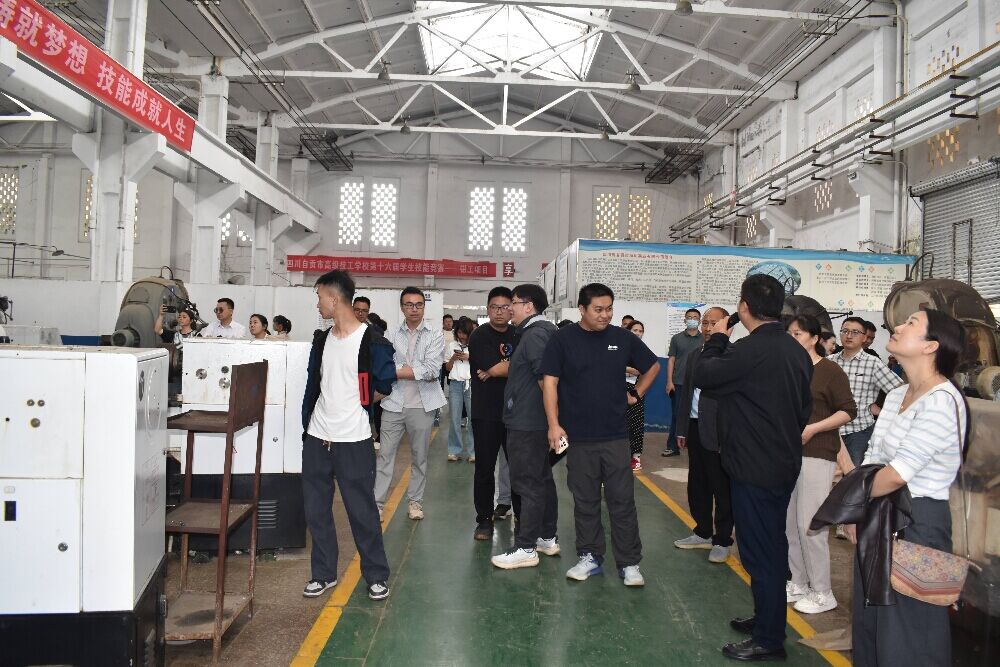 与会嘉宾参观学校数控加工产教融合实训基地1