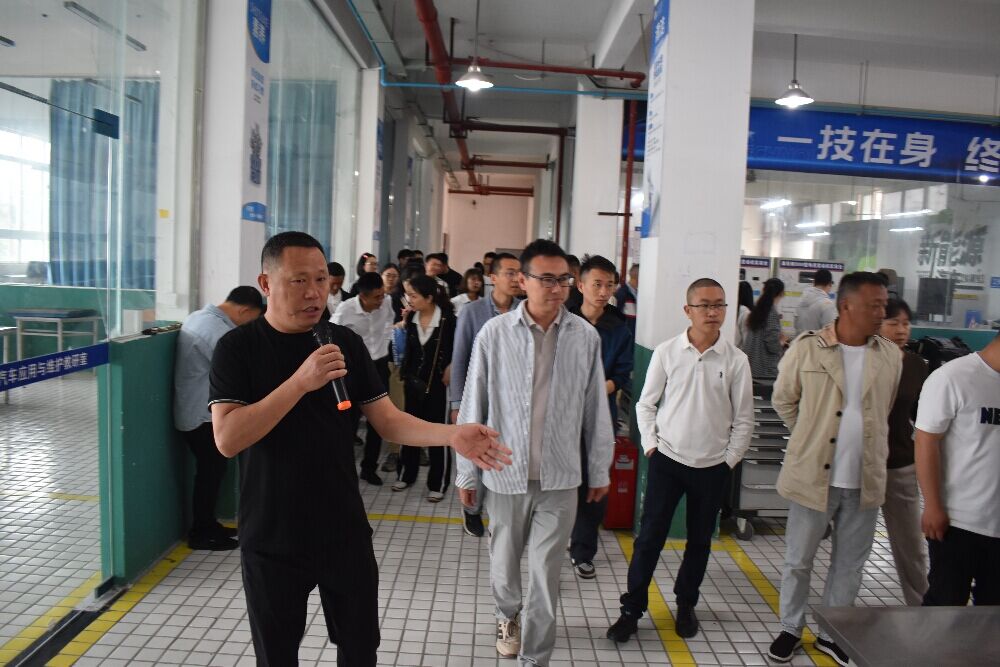 参观学校汽车维修产教融合实训基地1