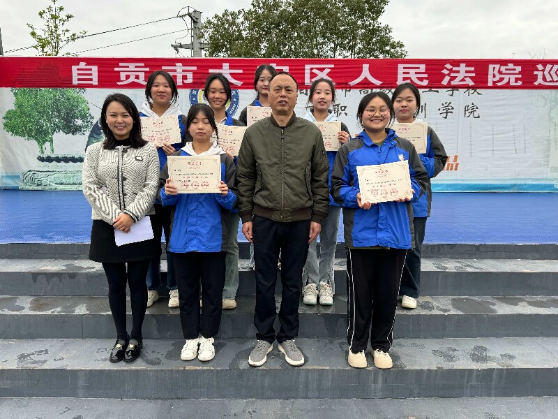 我校书法社团参加2023年自贡市首届师生硬币书法大赛，曾钰珈、李沁优、陈小雨获二等奖。徐滢、李文静、黄雅婷、陈泽慧、郝雨、陈诗雨获优秀奖。